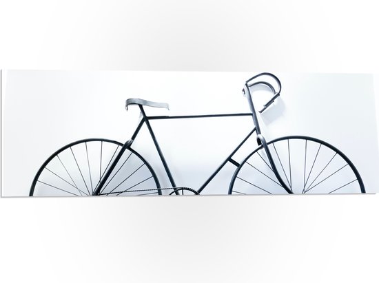 WallClassics - PVC Schuimplaat - Wielrenfiets tegen Witte Muur - 90x30 cm Foto op PVC Schuimplaat (Met Ophangsysteem)