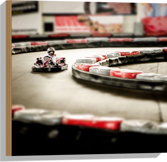 WallClassics - Hout - Karter op Indoor Kartbaan - 50x50 cm - 12 mm dik - Foto op Hout (Met Ophangsysteem)
