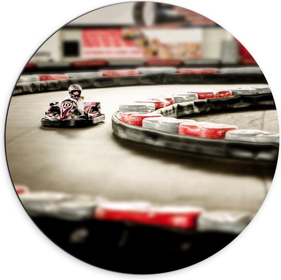 WallClassics - Dibond Muurcirkel - Karter op Indoor Kartbaan - 70x70 cm Foto op Aluminium Muurcirkel (met ophangsysteem)