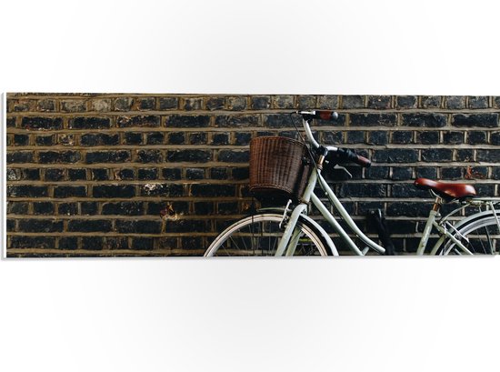 WallClassics - PVC Schuimplaat - fiets tegen Muur - 60x20 cm Foto op PVC Schuimplaat (Met Ophangsysteem)