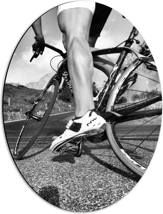 WallClassics - Dibond Ovaal - Gespierde benen van Wielrenner (zwart/wit) - 42x56 cm Foto op Ovaal (Met Ophangsysteem)