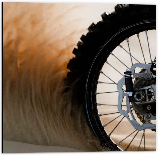 WallClassics - Dibond - Wiel van Motorcrosser in het Zand - 50x50 cm Foto op Aluminium (Wanddecoratie van metaal)