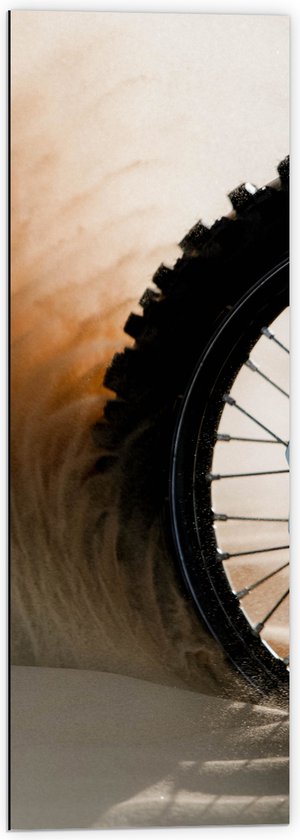 WallClassics - Dibond - Wiel van Motorcrosser in het Zand - 40x120 cm Foto op Aluminium (Wanddecoratie van metaal)