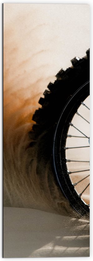 WallClassics - Dibond - Wiel van Motorcrosser in het Zand - 50x150 cm Foto op Aluminium (Wanddecoratie van metaal)