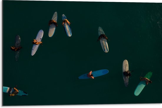 WallClassics - Dibond - Bovenaanzicht van Groep Surfers op Oceaan - 75x50 cm Foto op Aluminium (Met Ophangsysteem)