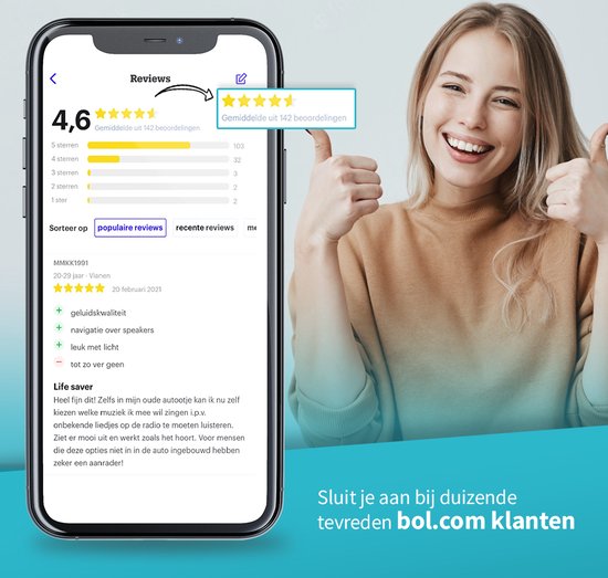 Jeune femme souriante pouces levés à côté d'un téléphone affichant des avis positifs et une note élevée.