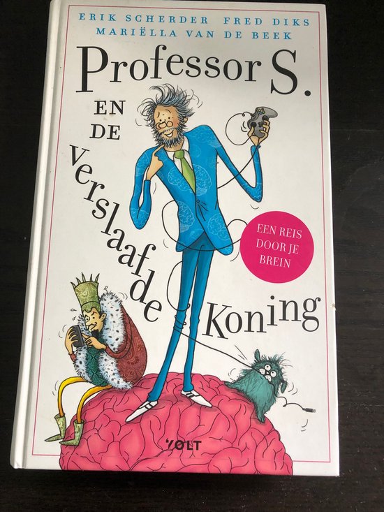 De voorkant van het boek 'Professor S. en de verslaafde koning' met een tekening van een man in een blauw pak die een controller vasthoudt, een kat en een brein.