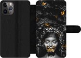 Bookcase Geschikt voor iPhone 11 Pro telefoonhoesje - Vrouw - Vlinders - Zwart - Wit - Met vakjes - Wallet case met magneetsluiting