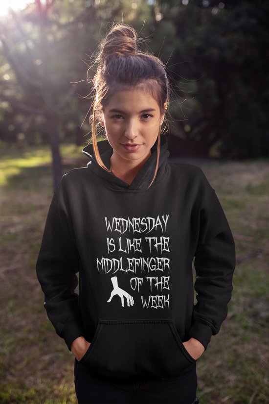 Rick & Rich - Zwart Hoodie - Wednesday is like the middlefinger of the week - The Addams Family - Gothic Hoodie - Wednesday Hoodie - Zwart Wednesday Hoodie - Zwart Hoodie maat XXL - Hoodie met ronde hals - Wednesday Addams - Hoodie Vrouw