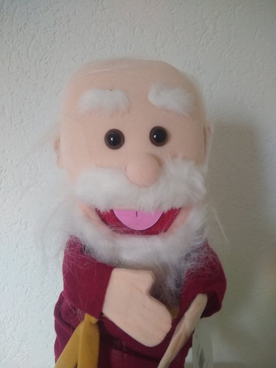 Close-up van een Noah handpop met witte baard en uitstekende tong.