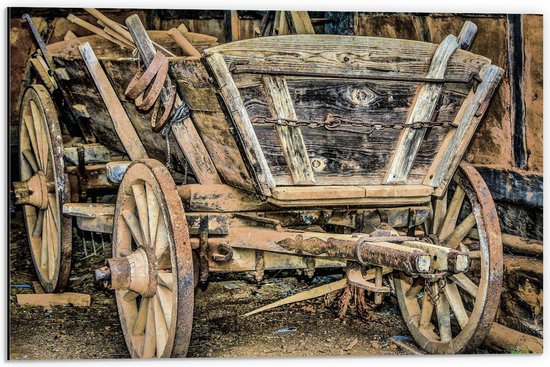 WallClassics - Dibond - Houten Wagen op de Boerderij - 60x40 cm Foto op Aluminium (Wanddecoratie van metaal)