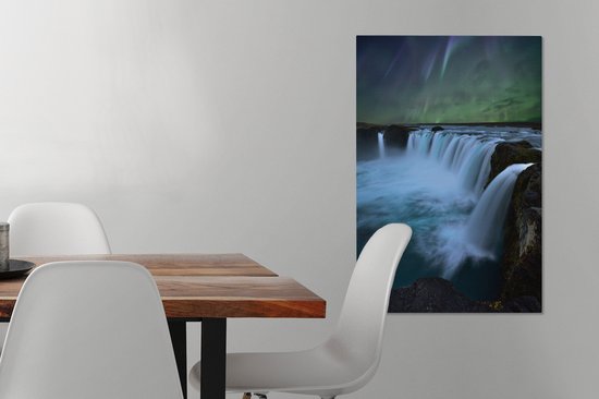 Canvas Schilderij Het stromende water van de Gullfoss waterval en het schitterende noorderlicht erboven - 60x90 cm - Wanddecoratie