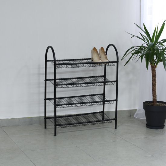 Zwart, metalen schoenenrek met 4 etages en een paar beige pumps op de bovenste plank, bij een plant.