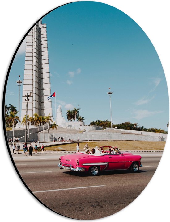 WallClassics - Dibond Ovaal - Roze Cabrio in Stad - 21x28 cm Foto op Ovaal (Met Ophangsysteem)