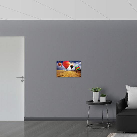 WallClassics - Toile - Gros plan de quatre montgolfières au-dessus du paysage - 60x40 cm Photo sur toile (Décoration murale sur toile)