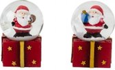 Set van 2 sneeuwbollen kerstman op rode sokkel in de vorm van een cadeau met led verlichting: 1 met pakje en 1met cadeauzak 7x4x4cm