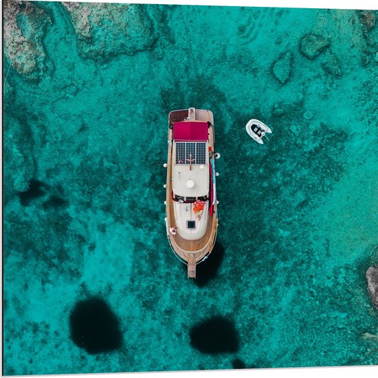 WallClassics - Dibond - Bovenaanzicht van Bootje bij Helderblauwe Zee - 80x80 cm Foto op Aluminium (Met Ophangsysteem)