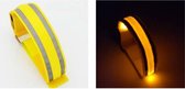 LED lichtband Geel - Lichtgevende band voor wandelen/fietsen/hardlopen - Lichtgevende band met reflectoren voor extra veiligheid in het donker - Inclusief Batterijen - Max. omtrek 33 cm