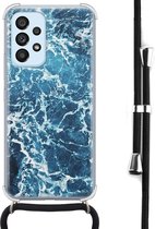 Hoesje met koord - Geschikt voor Samsung Galaxy A53 - Oceaan - Verstelbaar zwart koord - Crossbody - Natuur - Transparant, Blauw - Leuke Telefoonhoesjes