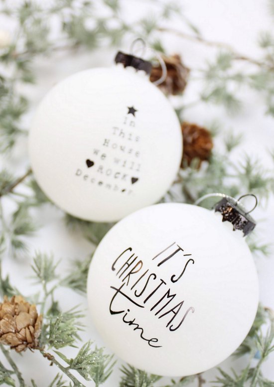 Kerstballen Zwart Wit 6 stuks met tekst Modern! bol