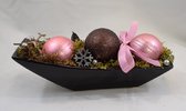 Kerststukje in zwart aardewerk schaaltje, Bordeaux/roze, L 24 cm, H 10 cm, Br 9 cm