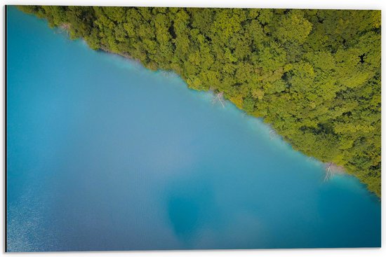 WallClassics - Dibond - Blauwe Zee Vanuit de Lucht - 60x40 cm Foto op Aluminium (Met Ophangsysteem)