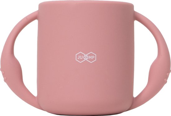 Roze oefenbeker met twee handvatten en het JU&MP logo in het midden.