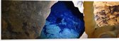 WallClassics - Dibond - Grot met Blauw Water - 120x40 cm Foto op Aluminium (Wanddecoratie van metaal)