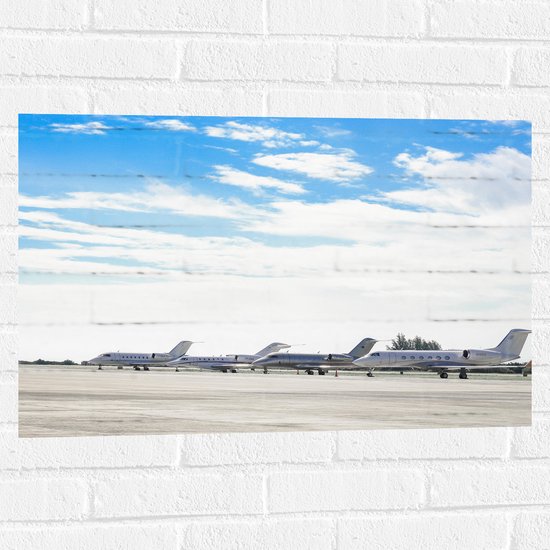 WallClassics - Muursticker - Vliegtuigen Geparkeerd op het Vliegveld - 75x50 cm Foto op Muursticker