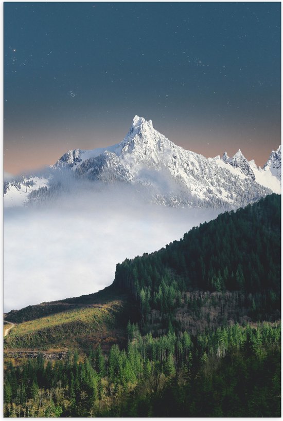 WallClassics - Poster (Mat) - Sneeuwbergen achter Groene Bergen - 70x105 cm Foto op Posterpapier met een Matte look