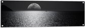 WallClassics - Tuinposter – Maan aan de Horizon bij de Zee Zwart / Wit - 120x40 cm Foto op Tuinposter  (wanddecoratie voor buiten en binnen)