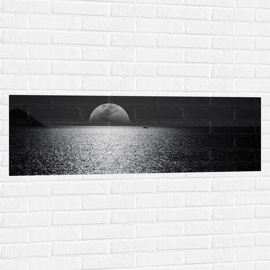 WallClassics - Muursticker - Maan aan de Horizon bij de Zee Zwart / Wit - 120x40 cm Foto op Muursticker