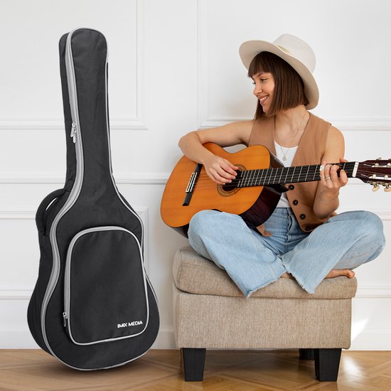 Zwarte gitaartas met grijze accenten, naast een vrouw die akoestisch gitaar speelt.