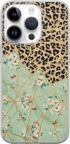 Leuke Telefoonhoesjes - Hoesje geschikt voor iPhone 14 Pro - Luipaard bloemen print - Soft case - TPU - Luipaardprint - Groen