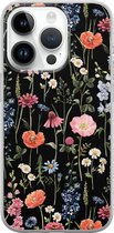 Leuke Telefoonhoesjes - Hoesje geschikt voor iPhone 14 Pro - Dark flowers - Soft case - TPU - Bloemen - Zwart