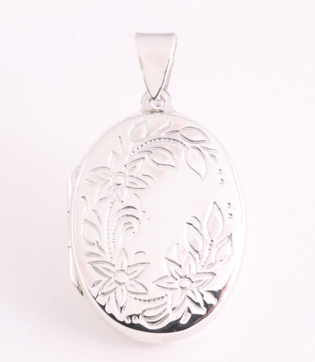 Ovaal hoogglans zilveren medaillon met bloemengravering