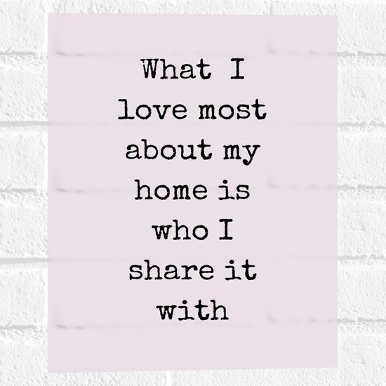 WallClassics - Muursticker - Tekst: ''What I Love Most About My Home Is Who I Share It With'' Roze - 30x40 cm Foto op Muursticker