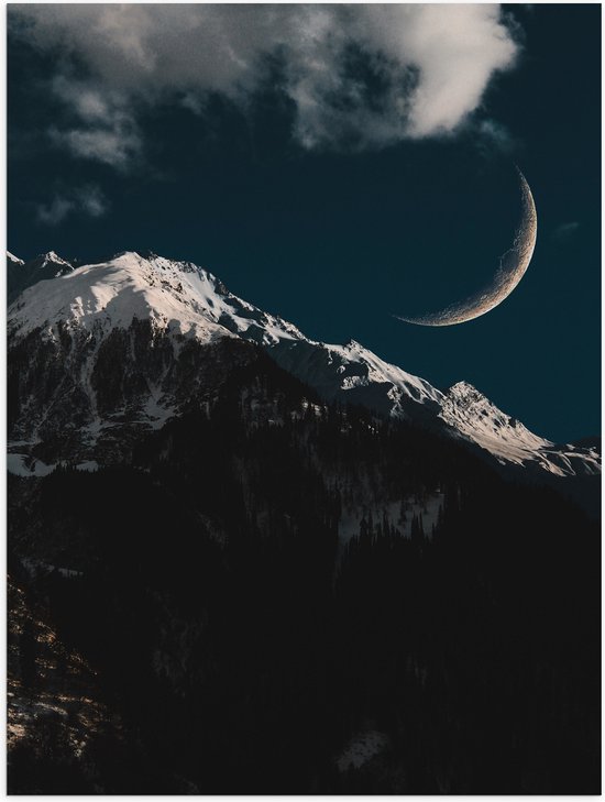 WallClassics - Poster Glanzend – Smalle Maan boven Sneeuwberg - 60x80 cm Foto op Posterpapier met Glanzende Afwerking