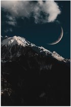 WallClassics - Poster Glanzend – Smalle Maan boven Sneeuwberg - 60x90 cm Foto op Posterpapier met Glanzende Afwerking