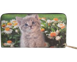 Een schattige en bijzondere portemonnee. Een mooie afbeelding van een poes tussen de bloemen in. De portemonnee heeft een ruime inhoud. Twee grote vakken, diverse vakjes voor pasjes en bonnetjes en een ritsvakje. Voor uzelf of Bestel Een Cadeau.