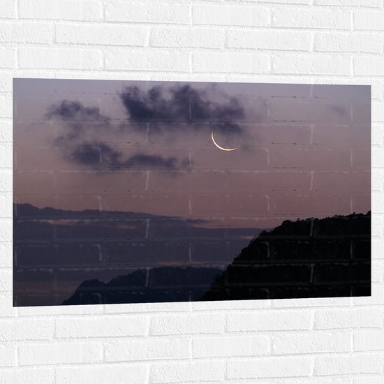 WallClassics - Muursticker - Smalle maan Met Wolken en Bergen - 105x70 cm Foto op Muursticker