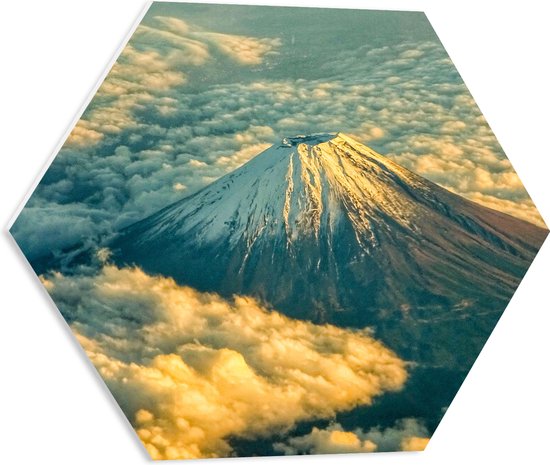 WallClassics - PVC Schuimplaat Hexagon  - Vulkaan boven Wolkenveld met Sneeuw - 50x43.5 cm Foto op Hexagon (Met Ophangsysteem)