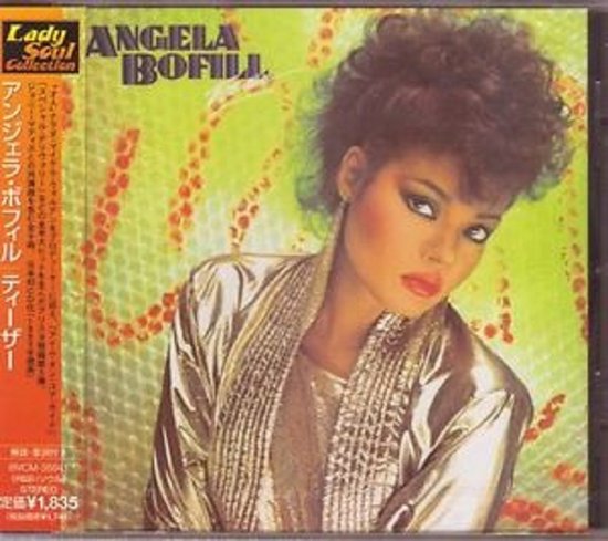 Angela Bofill met een glinsterende gouden jas en grote krullende haardos.