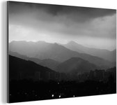 Wanddecoratie Metaal - Aluminium Schilderij Industrieel - Zwart-wit foto van bergen die Medellín in Colombia omringen - 150x100 cm - Dibond - Foto op aluminium - Industriële muurdecoratie - Voor de woonkamer/slaapkamer