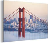 Wanddecoratie Metaal - Aluminium Schilderij Industrieel - Mistig rond de Golden Gate Bridge en San Francisco - 60x40 cm - Dibond - Foto op aluminium - Industriële muurdecoratie - Voor de woonkamer/slaapkamer