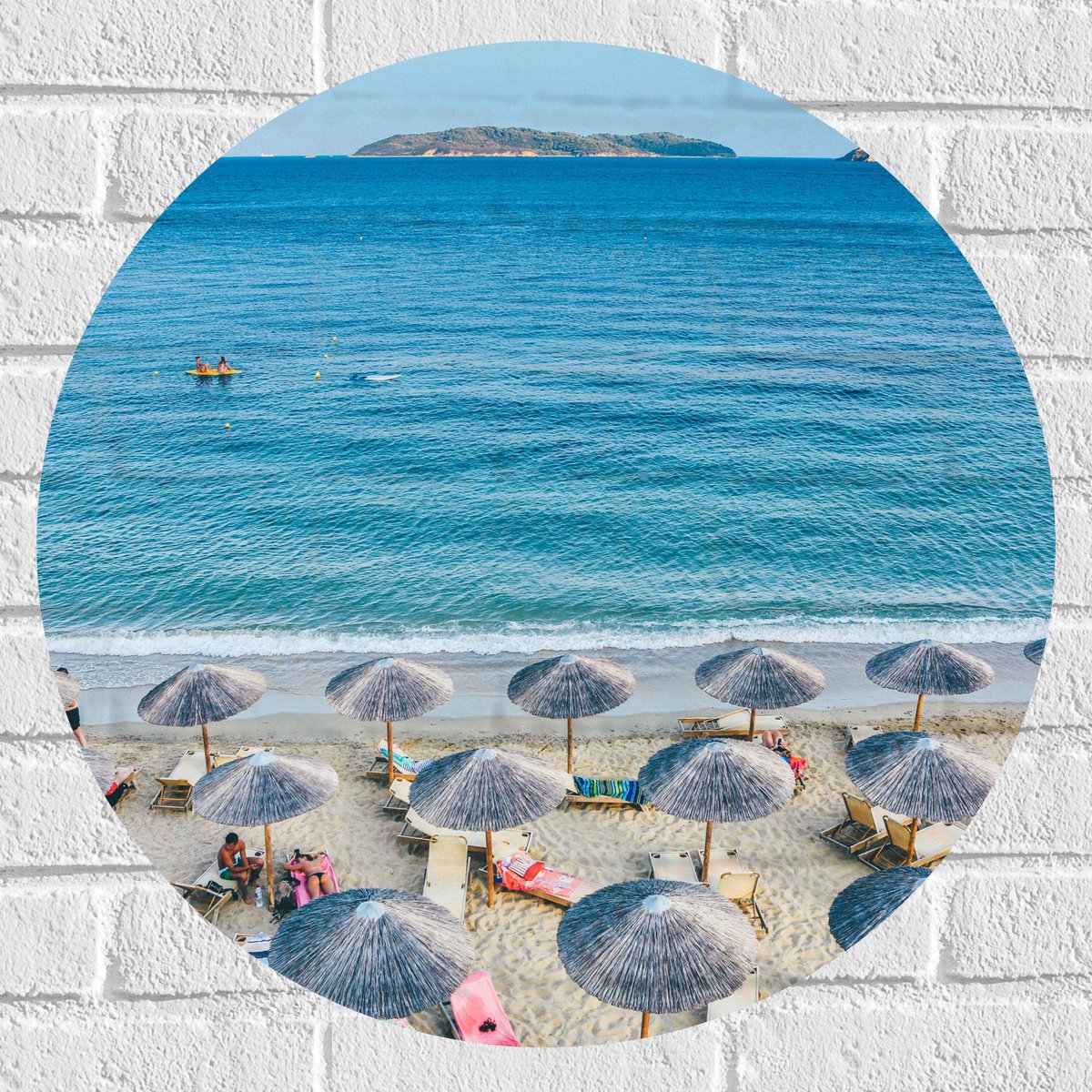 Muursticker Cirkel - Rieten Parasols met Ligbedjes op het Strand - 60x60 cm Foto op Muurst
