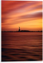 WallClassics - PVC Schuimplaat - Oranje Lucht boven Vrijheidsbeeld in New York - 40x60 cm Foto op PVC Schuimplaat (Met Ophangsysteem)