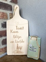 Cadeaupakket Keukenschort met de tekst niet mokken lekker wokken + serveerplankje 35 cm met de tekst  toast kaas wijn en liefde
