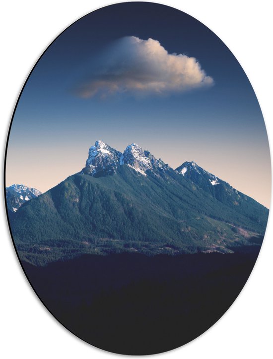 WallClassics - Dibond Ovaal - Eenzame Wolk op Bergtop - 42x56 cm Foto op Ovaal (Met Ophangsysteem)