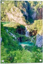 WallClassics - Tuinposter – Park met Watervallen en Veel Begroeiing - 40x60 cm Foto op Tuinposter  (wanddecoratie voor buiten en binnen)